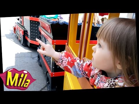 Видео: Крутой Детский АТТРАКЦИОН 🚂🚃 Прогулочный ПАРОВОЗИК 😊 Катаемся по Парку Развлечений