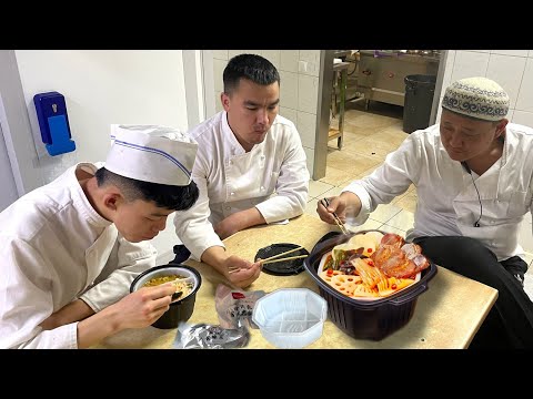 Видео: САМАЯ ОГРОМНАЯ НАШУМЕВШАЯ КИТАЙСКАЯ САМОНАГРЕВАЮЩИЕСЯ ЛАПША + РИС БЫСТРОГО ПРИГОТОВЛЕНИЯ МИНИ ХОГО