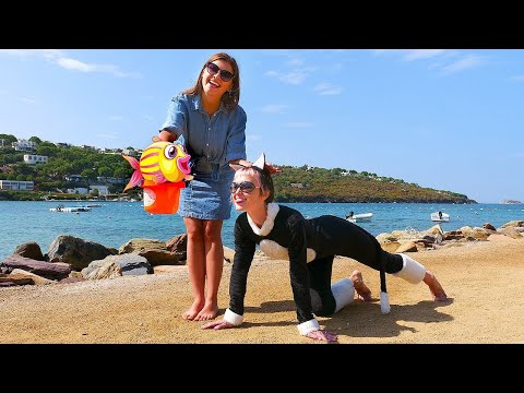 Видео: Веселое видео для детей - Маша учит Дикую Кошку пристегиваться! Поем детские песни и едем к морю!