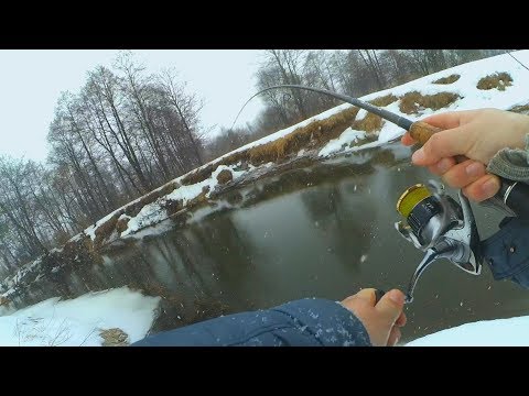 Видео: Весенняя щука на дикой микро-речке! Рыбалка на спиннинг в марте!