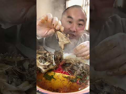 Видео: На самом деле, еда этого парня показалась мне слишком ужасным испытанием.  26