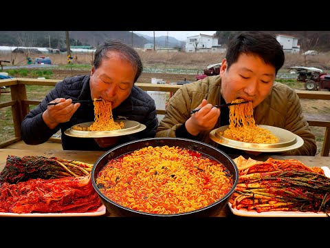 Видео: Еще одна миска? Острая острая лапша быстрого приготовления - кулинарное шоу Мукбанг