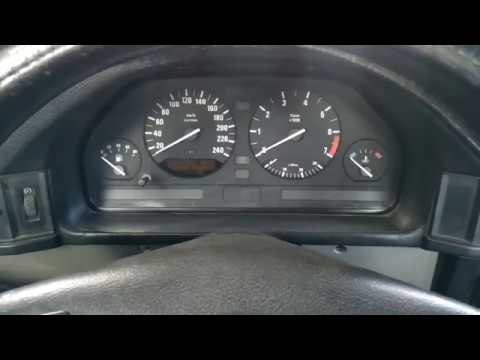 Видео: Очень просто! Как снять панель приборов в БМВ Е-34.