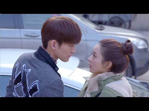 Видео: Золушка чуть не упала, но властный президент подхватил ее на руки!🍑