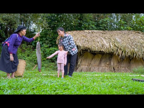 Видео: Добрая старушка по-прежнему молча помогает бедной бездомной матери и ребенку.