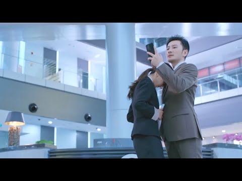 Видео: 🎬 Фильм: Бедная девушка сталкивается с CEO, глядя вниз на телефон, судьба меняется!