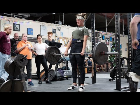 Видео: Помощь в становой тяге с Адамом Фэнгменом