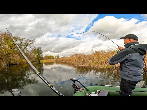 Видео: РЫБАЛКА с НОЧЁВКОЙ, МЕСТНЫЙ РЫБАК ПОКАЗАЛ как РЫБУ НАДО ЛОВИТЬ! Спиннинг в 2025