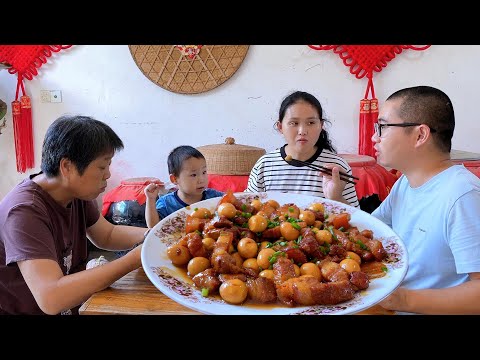 Видео: Тушеная свинина, подается с мини-яичницами, насыщенная цветом и вкусом.