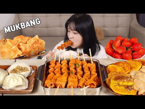 Видео: Готовим мукбанг :) Любимая корейская зимняя закуска (eomuk, fish bread, hoppang, hotteok, клубника)