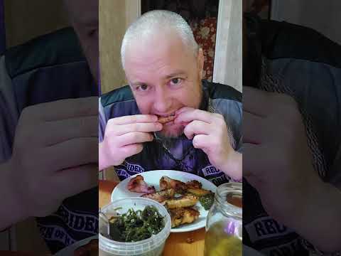 Видео: Синеглазый мукбанг. Крылышки жареные в сливочном масле. Ням-ням #мукбанг #нямням
