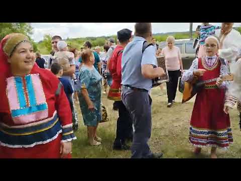 Видео: Гуляние в Борках на Духов день.Частушки по дороге с реки.