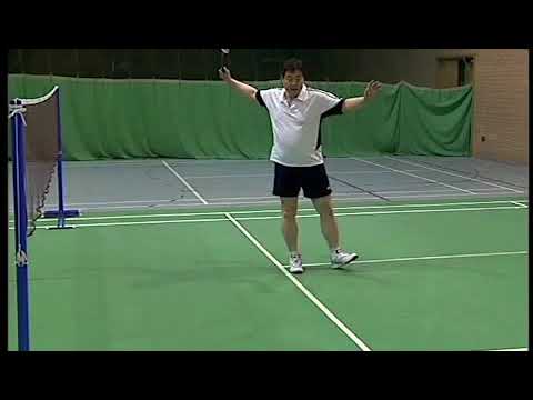 Видео: Высокая подача форхендом в одиночной игре в бадминтоне