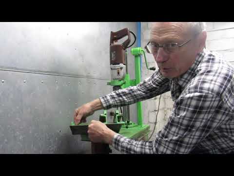 Видео: Сверлильный станок из дрели и домкрата, тиски к нему