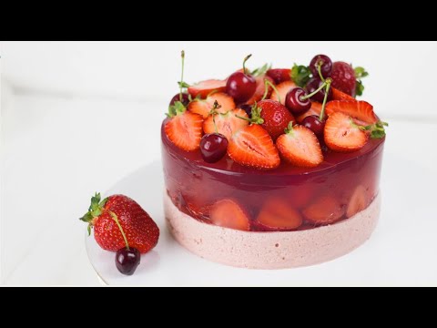 Видео: ПРОЩЕ ПРОСТОГО - ТОРТ ЖЕЛЕ С КЛУБНИКОЙ. Вкусный желейный торт с бисквитом и муссом.