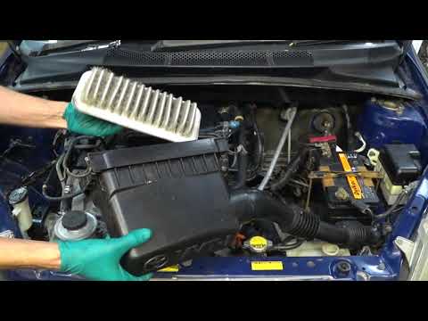 Видео: Toyota Vitz scp-10 1SZ-FE - Замена масла, фильтров, свечей и чистка ДМРВ.  Мойка двигателя.