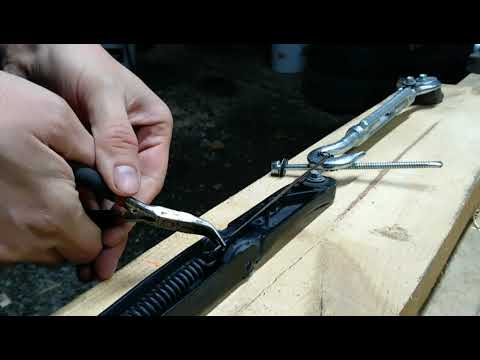 Видео: Замена пружины на поводке дворника.