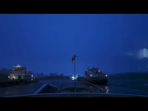 Видео: Волго-Балтийский водный путь. Шлюзование судов. Начало ноября.
