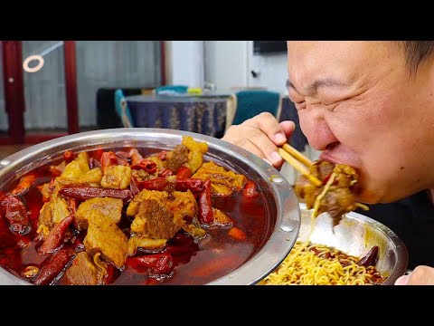 Видео: Mukbang Asmr | Aqiang делает «пряную говяжью лапшу» из 10 фунтов говядины. Это так весело, чтобы по