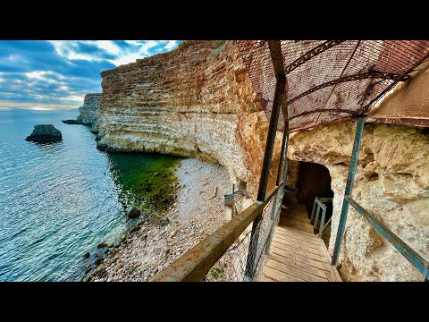 Видео: Самая СТРАШНАЯ лестница к ПЛЯЖУ в Севастополе-под УГРОЗОЙ!Пляж АВТОБАТ на Фиоленте!Севастополь 2023