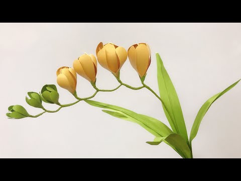 Видео: ABC TV | Как сделать легкий бумажный цветок фрезии - Учебник по рукоделию