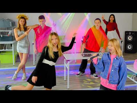 Видео: ВЕЧЕРИНКА В ШКОЛЕ! ОБЪЕДИНЕНИЕ КЛАССОВ