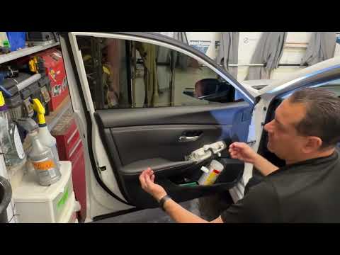 Видео: Как снять дверные панели на Nissan Sentra 2023 года