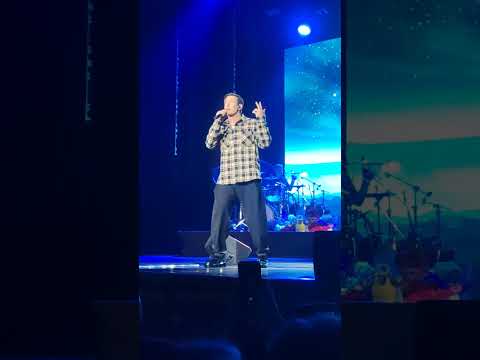 Видео: Концерт С. Пьехи. Зал поет вместе со Стасом Пьехой "Ты все ещё ждёшь". #минск# #концерт 