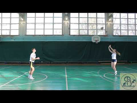 Видео: Передача мяча двумя руками сверху 5-7 класс