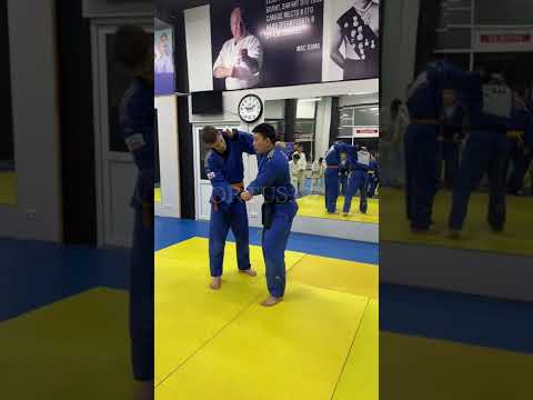 Видео: Judo Kumi-Kata - техника захватов. Срыв захвата с подёргиванием соперника за собой. ORTUS.KZ