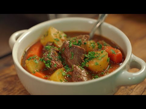 Видео: Простой рецепт тушеной говядины с овощами | Настолько вкусно, что вы приготовите его снова!