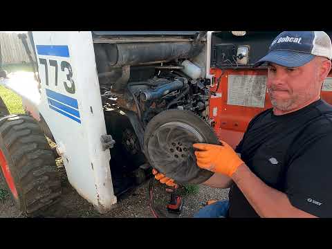 Видео: Процесс снятия двигателя Bobcat