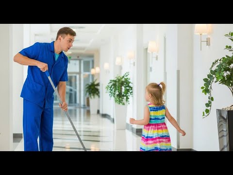 Видео: 🥺 Уборщик спас маму девочки — никто не знал, кем он был на самом деле!