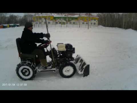 Видео: Зима очень снежная. Расчищаем дорогу самодельным минитрактором.