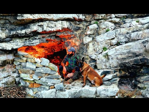 Видео: Лагерь Бушкрафта С Моей Собакой - Укрытие На Скале, Пещерный Каменный Бункер, Рыбалка, Asmr