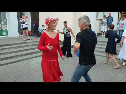 Видео: 23.07.23г..."КЛЮЧИК к СЕРДЦУ"...на танцполе в Гомельском парке...