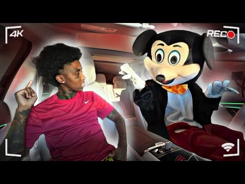 Видео: Розыгрыш с выходом из дома в безумных костюмах 😱 | VLOGTOBER, день 10