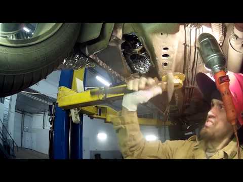 Видео: Ford Mondeo Кузовной ремонт полов. Как переварить полы за 12 минут. 16 часов работы, в 12 минутах