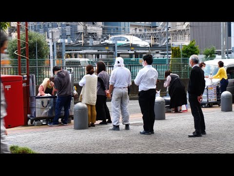 Видео: Небольшая тележка для обеда, которую продает 80-летняя бабушка, очень популярна в офисном районе.