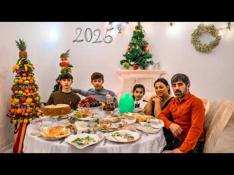 Видео: Великолепный новогодний стол 2024 – Дед Мороз на моноцикле и фруктовая елка