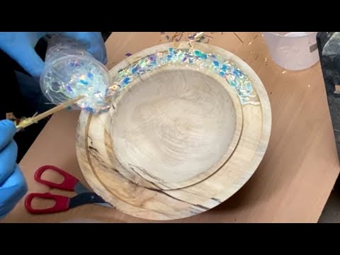Видео: Инкрустация из переливающейся эпоксидной смолы: идеальная рождественская комбинация! Проект