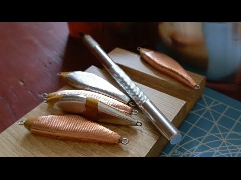 Видео: Девушка из деревни делает красивые воблеры. Фальгирование, жабрение. Ч. 2