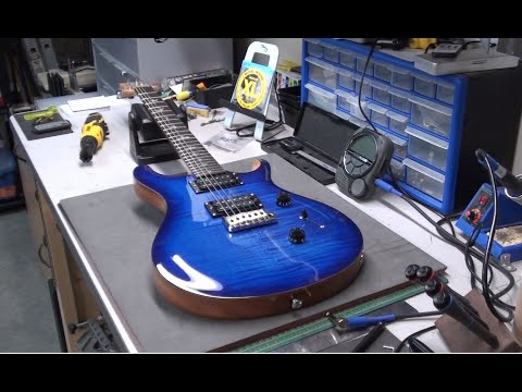 Видео: Редкая проблема с гитарой PRS — SE Custom 24 в цвете Faded Blue Burst с заменой струн и настройкой