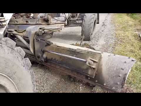 Видео: Нарезка кювета грейдером.