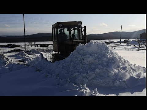 Видео: Тот самый дт 75!) пробивает дорогу в деревне!) плазморез АВРОРА!)