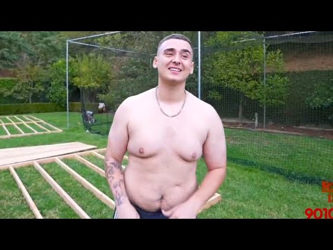 Видео: Лейси впервые снимает рубашку во время трансляции!