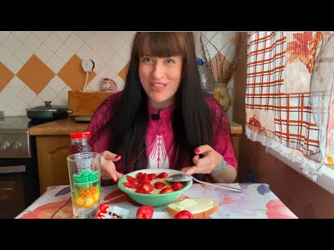 Видео: МУКБАНГ МОЛОЧНАЯ КАША С КЛУБНИКОЙ/ БУТЕРБРОД #asmr #mukbang #eating #food