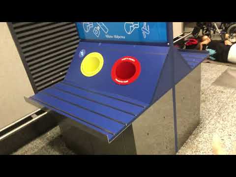 Видео: Ночь, аэропорт Мальпенса, Милан (Италия)