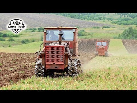 Видео: Как в СССР: два советских гусеничных трактора Т-4А пашут зябь!