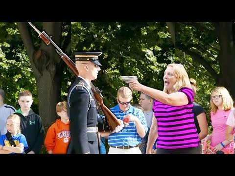 Видео: Они Пожалели, что Сделали Это с Гвардейцем! Топ 10